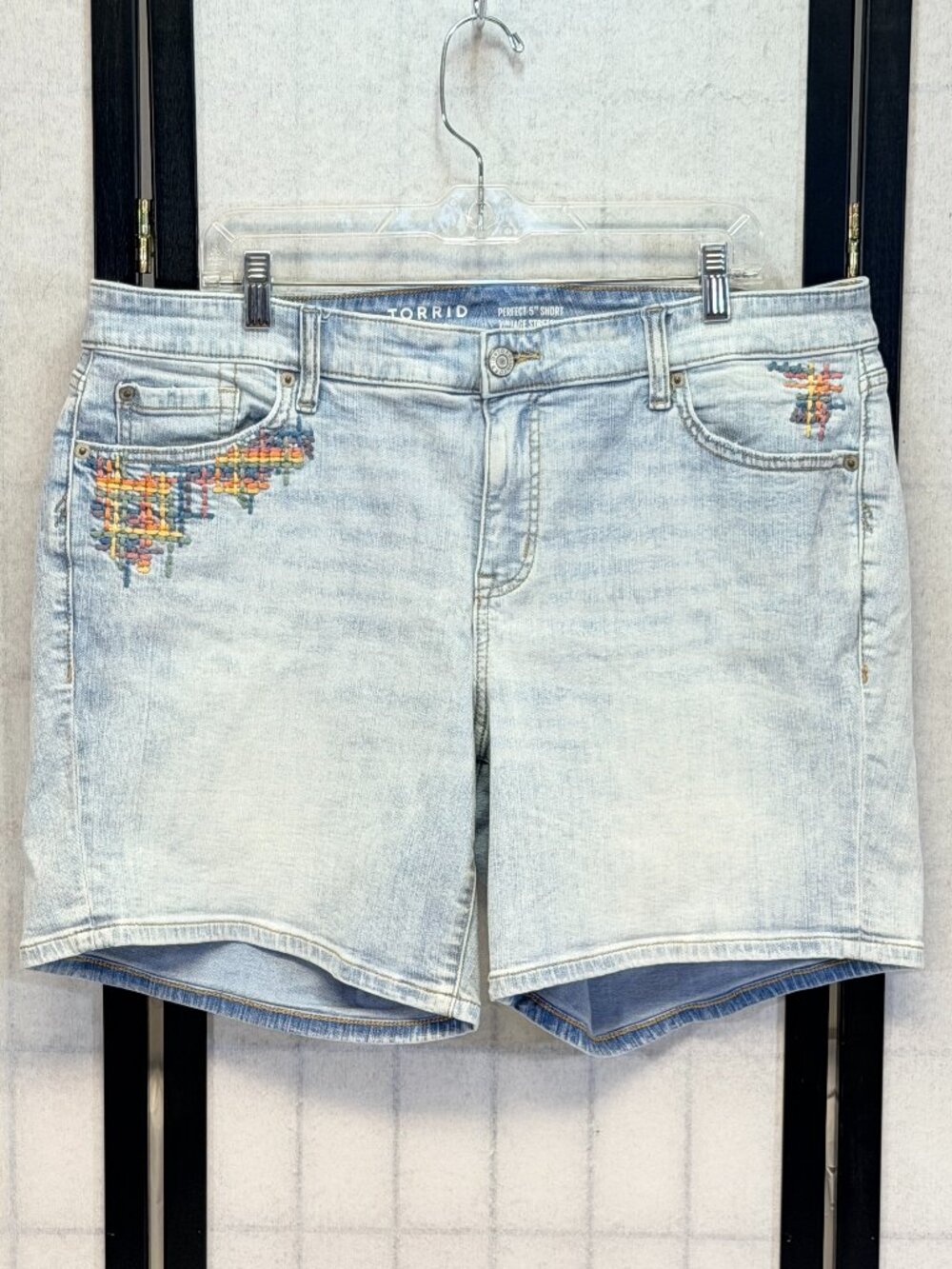Torrid Perfect 5" Vintage Stretch Embroidered Denim Jean Shorts Jorts 16 Light